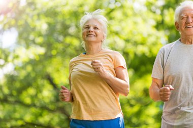 Park 'ta koşan yaşlı çift