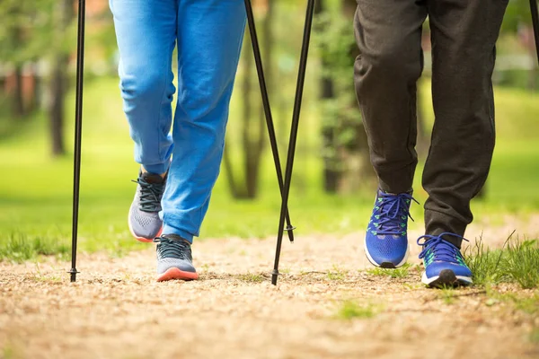 Pareja mayor nordic walking in park — Foto de Stock