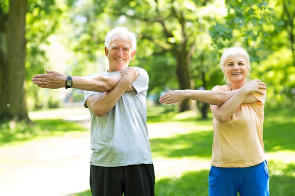 Pareja de ancianos haciendo ejercicio en el parque — Foto de Stock