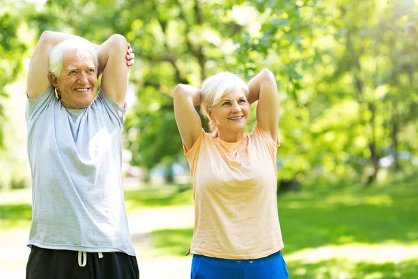 Pareja de ancianos haciendo ejercicio en el parque — Foto de Stock