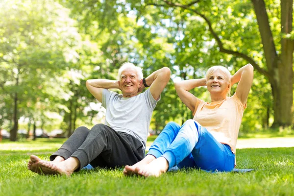 Senior par tränar i parken — Stockfoto