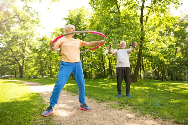 Couple aîné faisant de l'exercice dans le parc — Photo