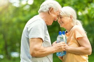 Yaşlı çift parkta egzersiz yapıyor.