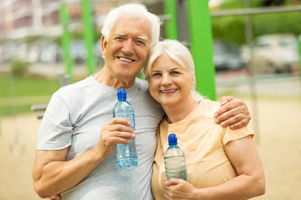 Coppia anziana che si esercita in palestra all'aperto — Foto Stock