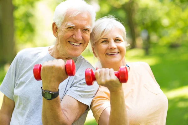 Pareja de ancianos haciendo ejercicio en el parque — Foto de Stock