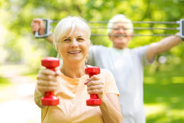 Pareja de ancianos haciendo ejercicio en el parque Fotos De Stock Sin Royalties Gratis
