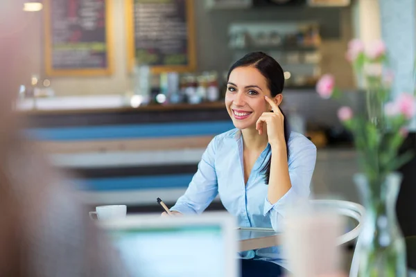 Mujer de negocios trabajando en la cafetería — Foto de Stock