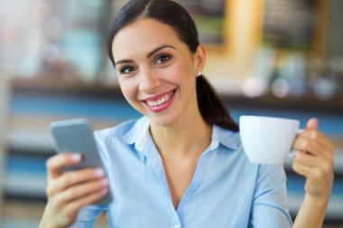 kadın kahve ve akıllı telefon