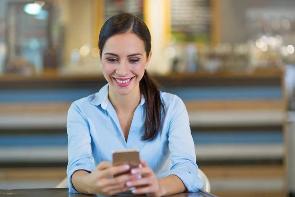 Mujer usando teléfono móvil en la cafetería — Foto de Stock