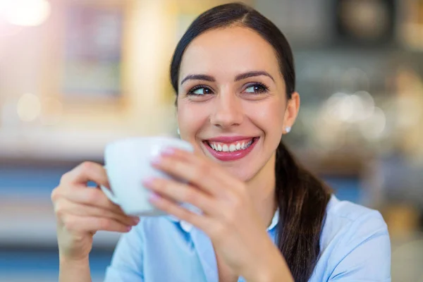 Mujer bebiendo café en la cafetería —  Fotos de Stock