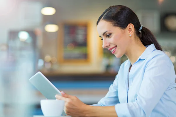 Mulher usando tablet digital no café — Fotografia de Stock