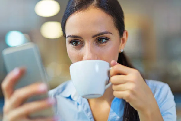 Femme avec café et téléphone intelligent Photo De Stock
