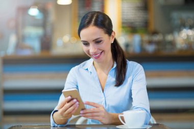 kadın kahve ve akıllı telefon