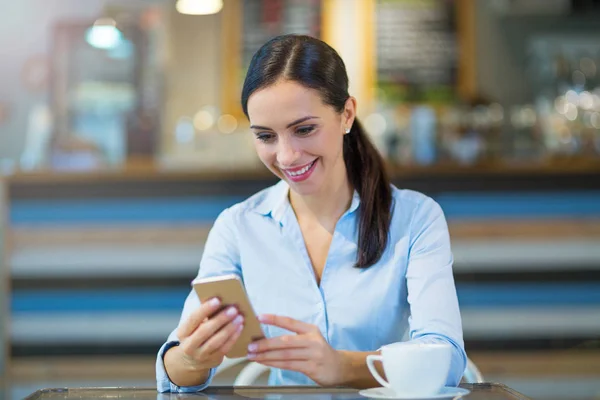 Vrouw met koffie en slimme telefoon — Stockfoto