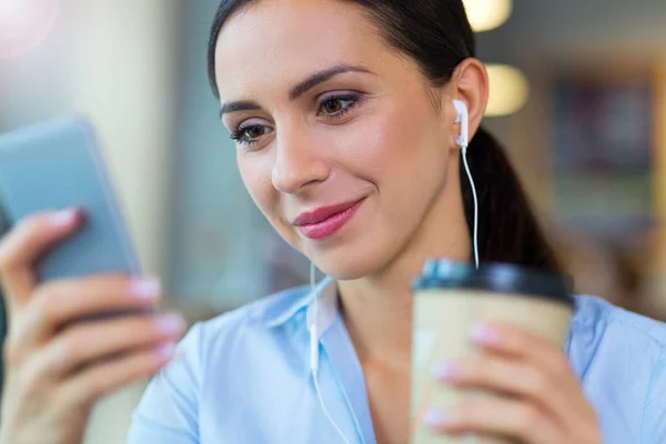 Kvinna med kaffe och smart telefon — Stockfoto