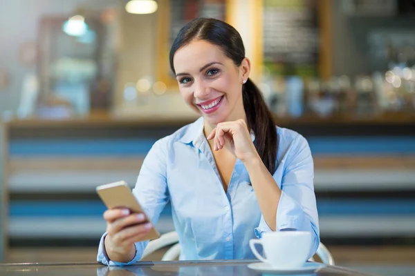 Mulher com café e telefone inteligente — Fotografia de Stock