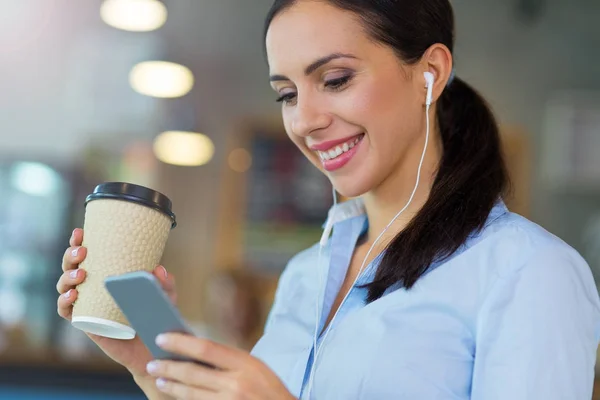 Mulher com café e telefone inteligente — Fotografia de Stock