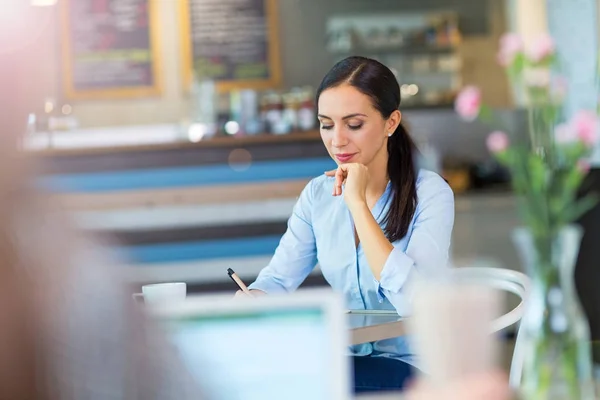 Ділова жінка працює в кафе — стокове фото