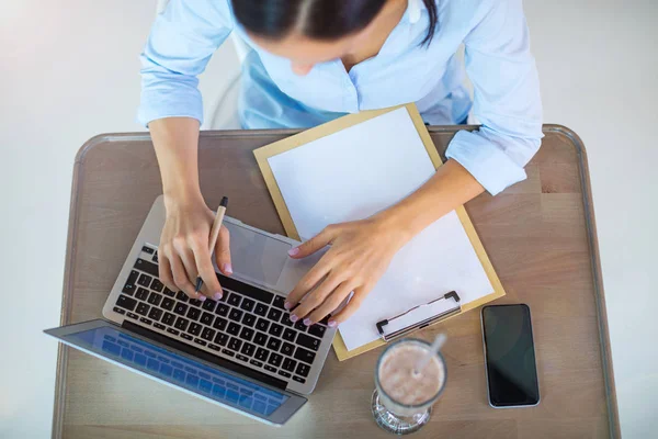 Vista aérea de la mujer de negocios que trabaja en el escritorio —  Fotos de Stock