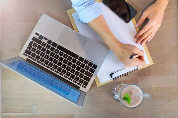 Vista aérea de la mujer de negocios que trabaja en el escritorio —  Fotos de Stock