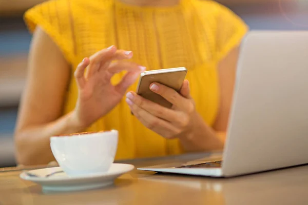 Woman using mobile phone at cafe — Stock Photo, Image