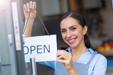 Kafede açık tutan kadın işaret