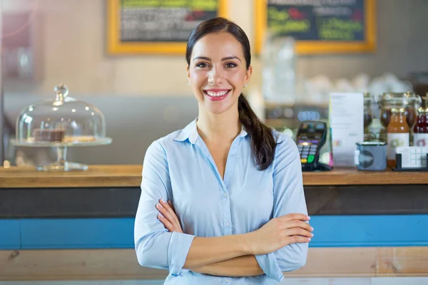 Kahve dükkanında çalışan bir kadın.