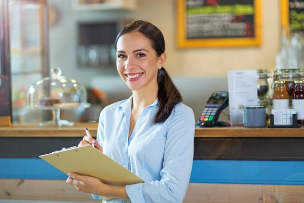 Frau arbeitet in Café — Stockfoto