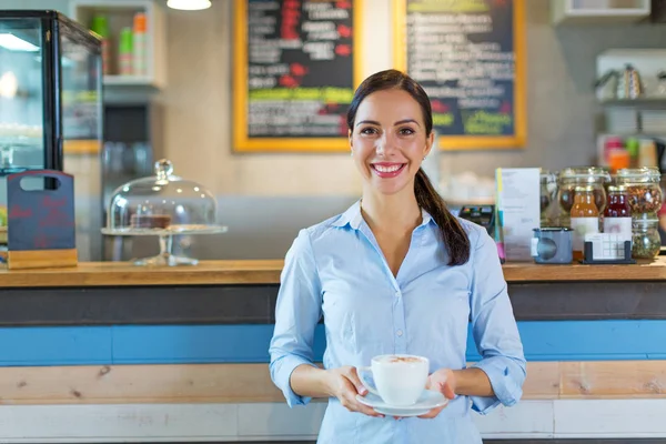 Cafetería barista sirviendo café — Foto de Stock