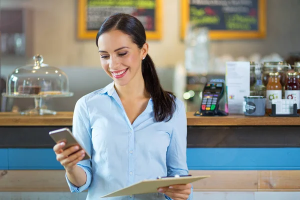 Kahve dükkanında çalışan bir kadın.