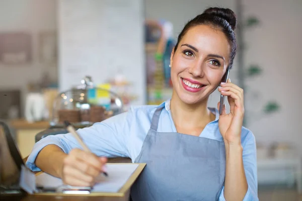 Женщина, работающая в кафе — стоковое фото