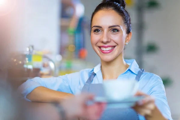 Cafetería barista sirviendo café — Foto de Stock