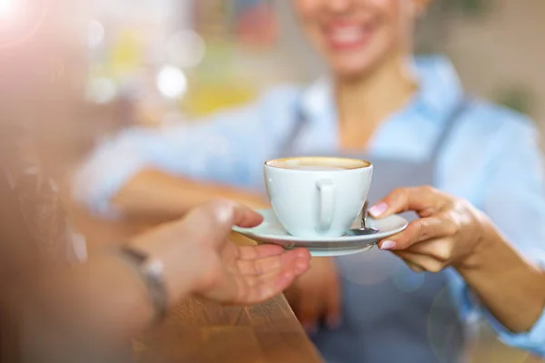 Coffee Shop Barista serviert Kaffee — Stockfoto