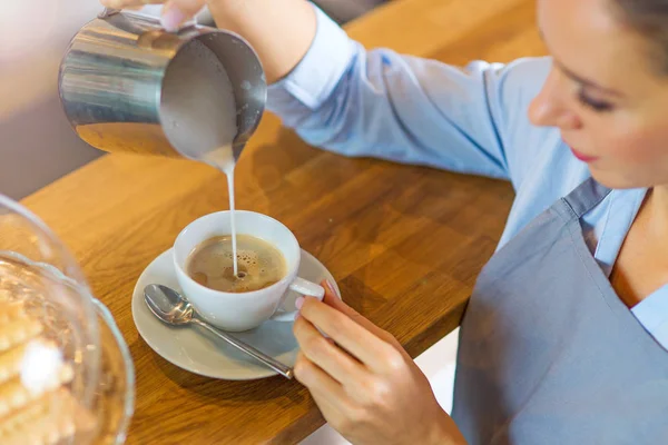 Barista kocht Kaffee — Stockfoto