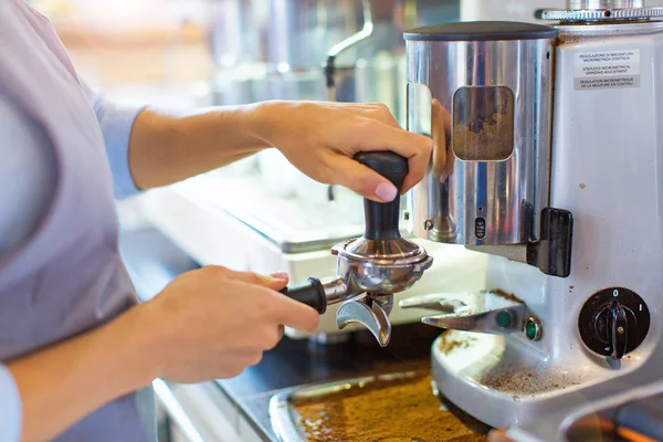 Barista fazendo café — Fotografia de Stock