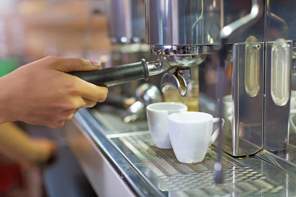 Barista fazendo café — Fotografia de Stock