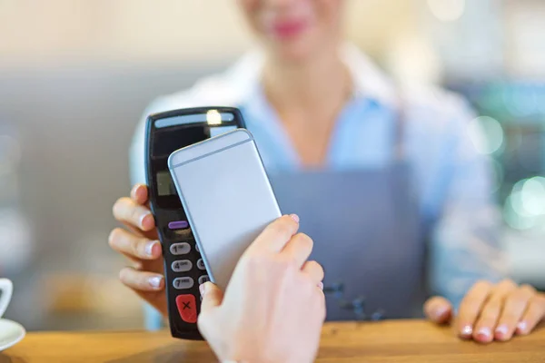 Zákazník platící prostřednictvím mobilního telefonu v Cafe — Stock fotografie