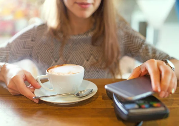 Kunden betalar via mobiltelefon i Cafe — Stockfoto