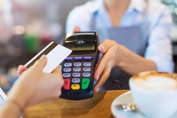 Cliente pagando através do cartão de crédito — Fotografia de Stock