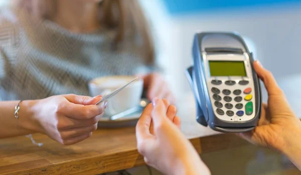 Klient, Dokonywanie płatności za pomocą karty kredytowej — Zdjęcie stockowe