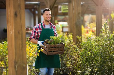 Bahçe merkezi çalışanı
