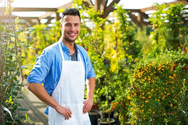 Bahçe merkezi çalışanı