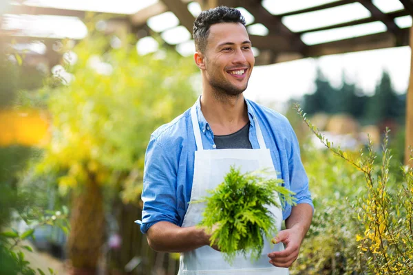 Bahçe merkezi çalışanı