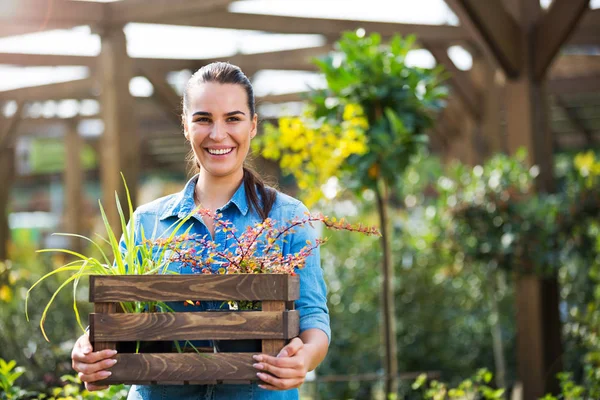 Kvinna som arbetar i garden center — Stockfoto