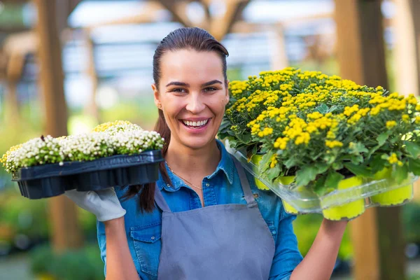Funcionário sorridente no centro de jardim — Fotografia de Stock