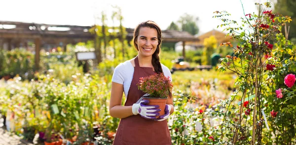 Uśmiechający się pracownik w centrum ogrodu — Zdjęcie stockowe