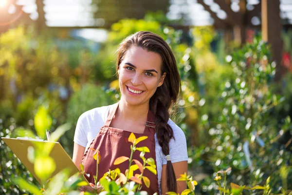 Empleado sonriente en el centro de jardín — Foto de Stock