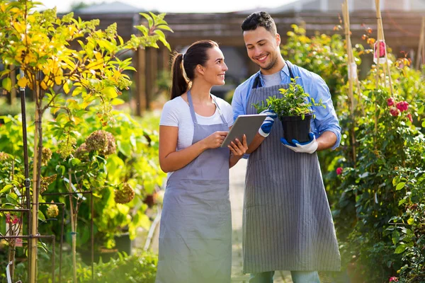 Plantskolan anställda — Stockfoto