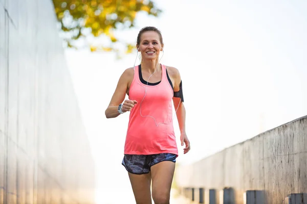 Mujer corriendo en zona urbana — Foto de Stock