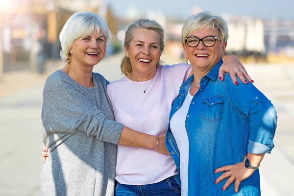 Gruppo di donne anziane sorridenti in piedi fuori — Foto Stock